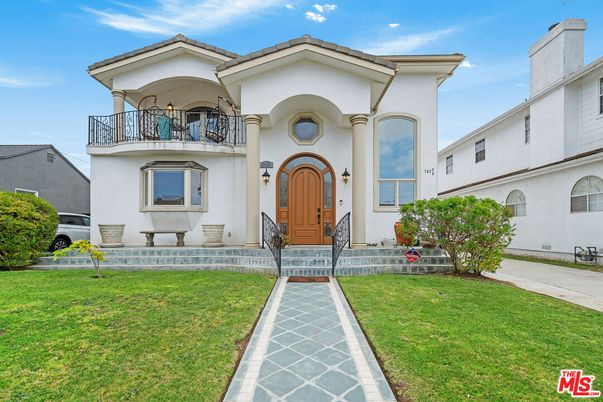 Exterior, Facade, Mediterranean