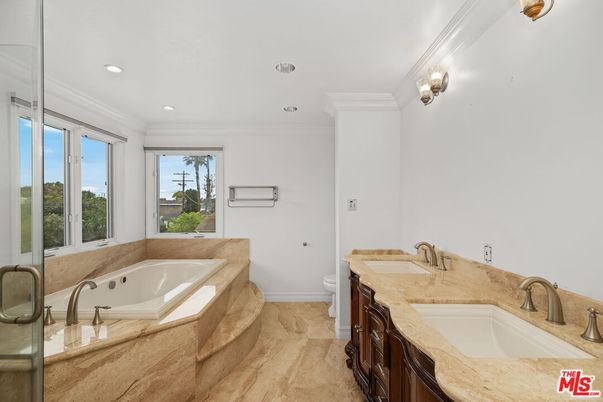 Bathroom, Dual Sink Vanities, Interior, Recessed Lighting