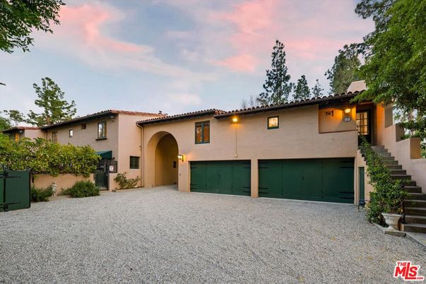 Attached, Exterior, Facade, Spanish Mediterranean