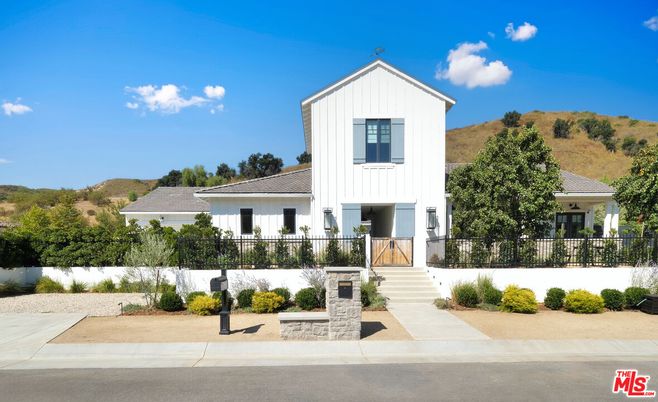 Exterior, Facade, Farmhouse