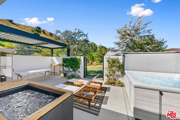 Exterior, Hot Tub