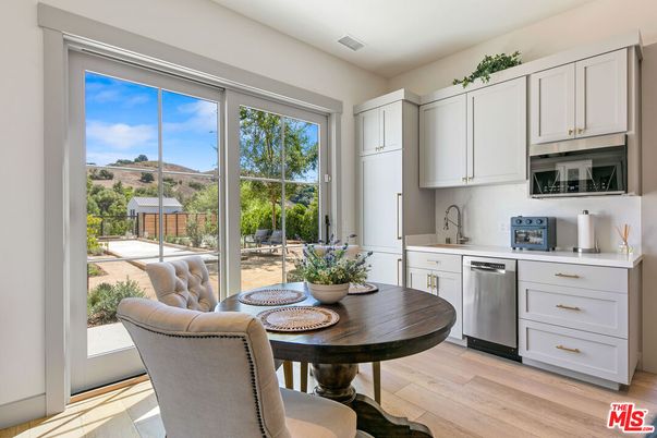 Dining room, Interior, Kitchen, Stainless Steel Appliances, Wood Texture Flooring
