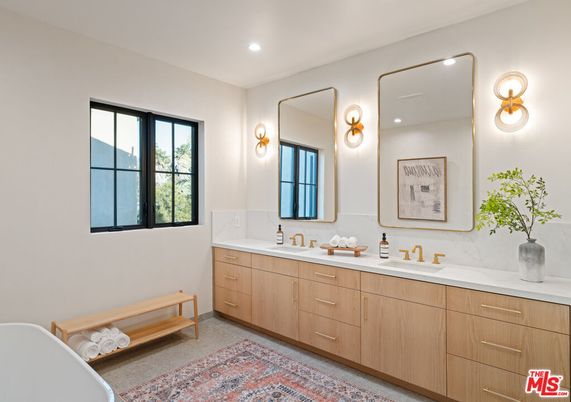 Bathroom, Dual Sink Vanities, Interior, Recessed Lighting