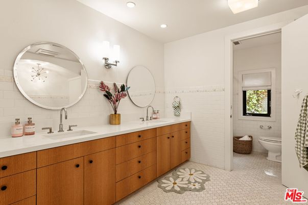 Bathroom, Dual Sink Vanities, Interior, Recessed Lighting