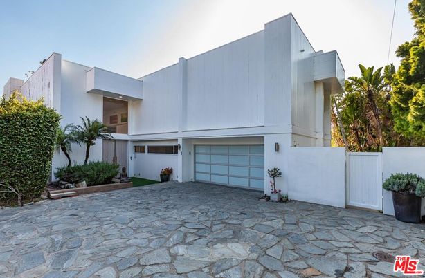 Attached, Exterior, Facade, Modern