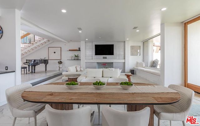 Dining room, Interior, Living room, Marble, Piano, Recessed Lighting
