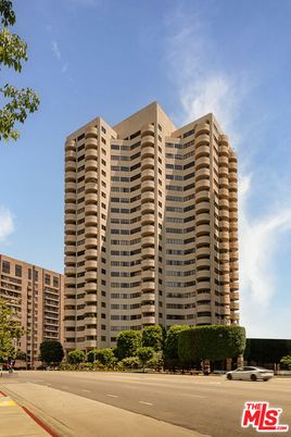 Exterior, Facade, Condo Building