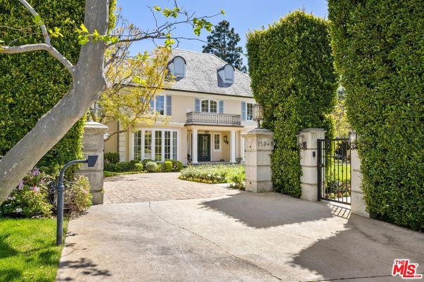 Backyard, Exterior, Facade, French Provincial