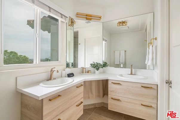 Bathroom, Dual Sink Vanities, Interior