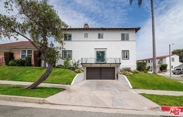 Attached, Exterior, Facade, Mediterranean