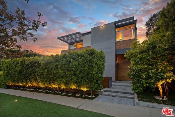 Exterior, Facade, Modern