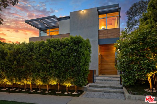 Exterior, Facade, Modern