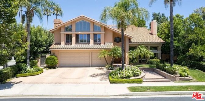 Attached, Exterior, Facade, Mediterranean