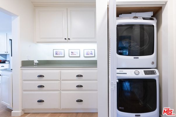 Interior, Utility Closets, Washer, Wood Texture Flooring