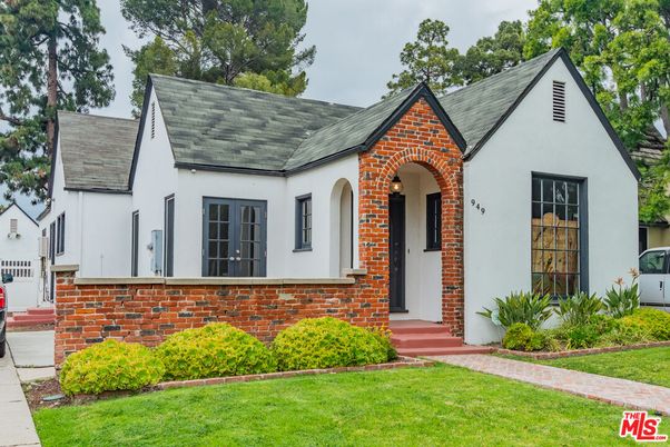 Exterior, Facade, Brick Facade, Farmhouse