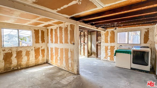 Interior, Washer, Wooden Beams