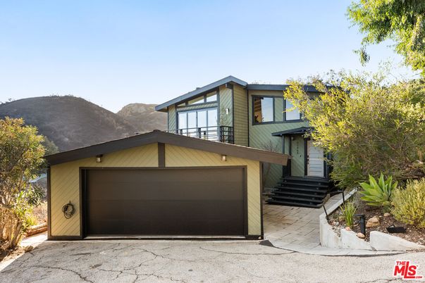 Attached, Detached Garage, Exterior, Facade, Modern