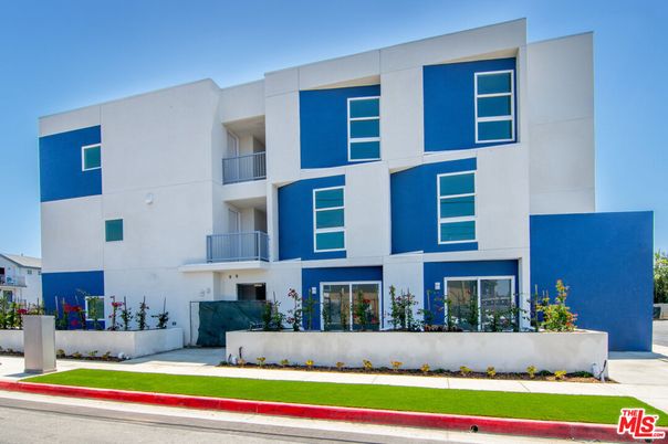 Exterior, Facade, Modern