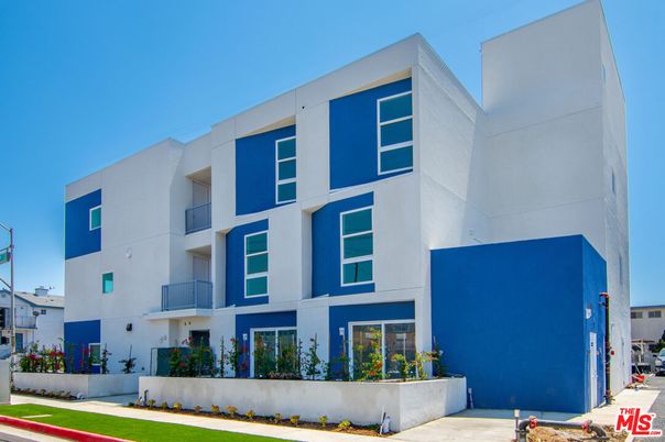 Exterior, Facade, Modern