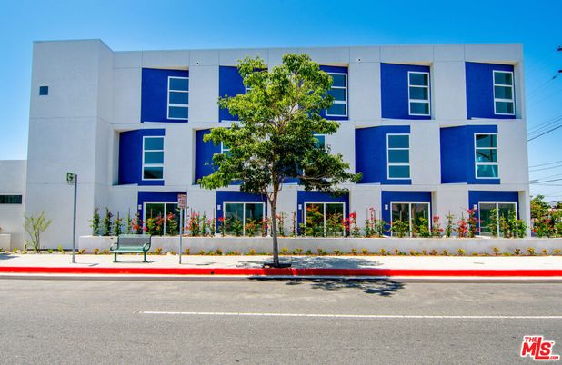 Exterior, Facade, Modern