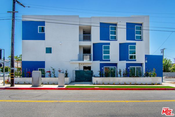 Exterior, Facade, Modern