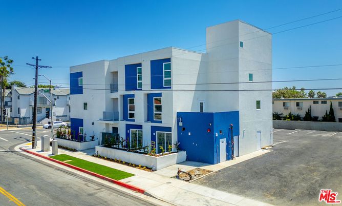 Exterior, Facade, Modern