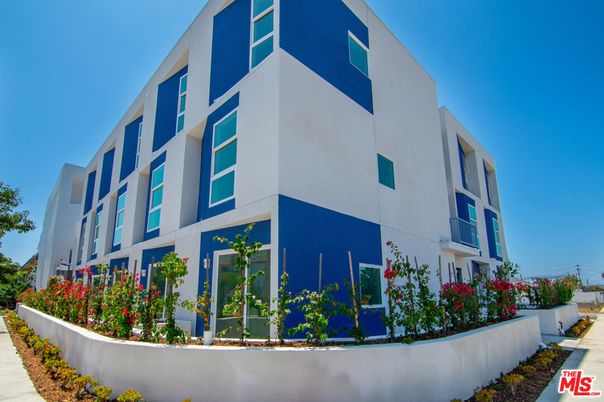Exterior, Facade, Modern