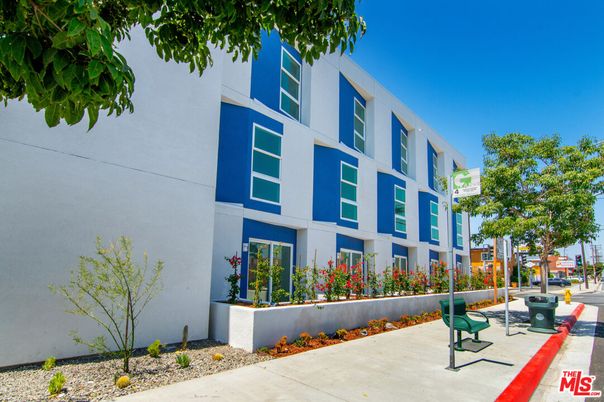 Exterior, Facade, Modern