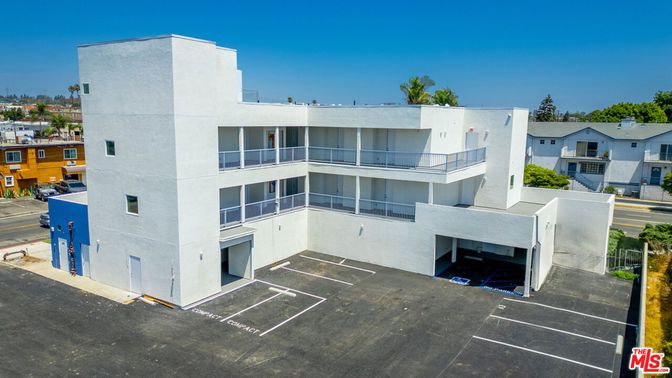 Exterior, Facade, Modern