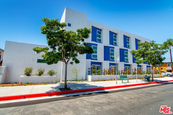 Exterior, Facade, Modern