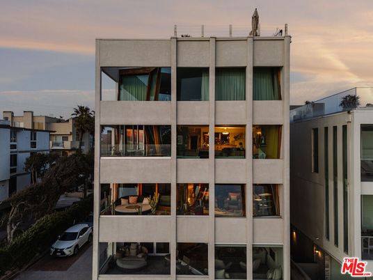 Exterior, Facade, Modern