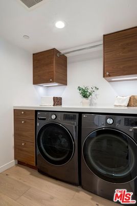 Interior, Recessed Lighting, Washer, Wood Texture Flooring