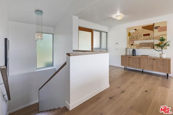 Interior, Pendant Lights, Wood Texture Flooring