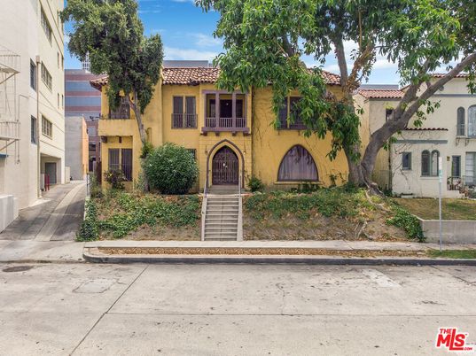 Exterior, Facade, Mediterranean
