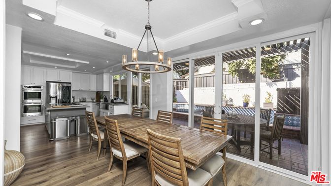 Chandelier, Dining room, Interior, Kitchen, Pendant Lights, Recessed Lighting, Stainless Steel Appliances, Wood Texture Flooring