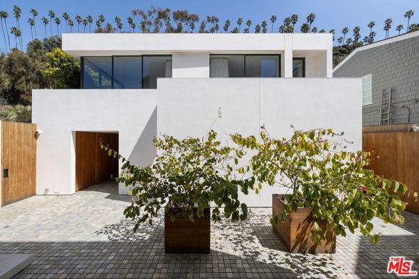 Exterior, Facade, Modern