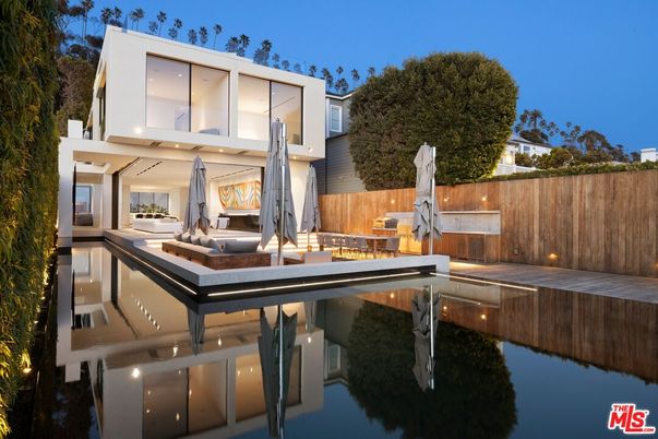 Exterior, Pool, Water