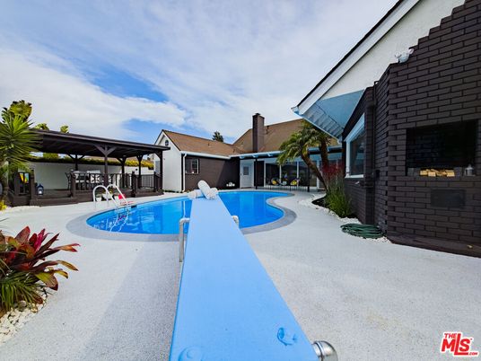 Exterior, Pool