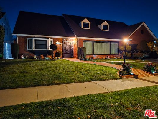 Exterior, Facade, Brick Facade, American Craftsman