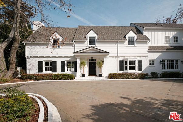 Exterior, Facade, Farmhouse