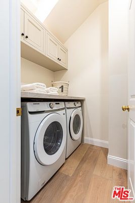 Interior, Washer, Wood Texture Flooring