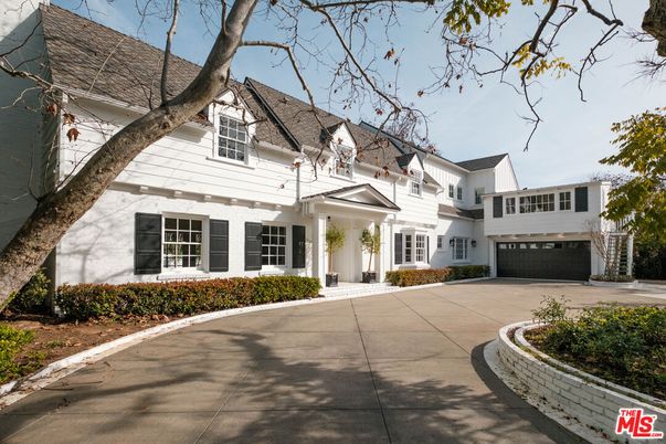 Attached, Exterior, Facade, Farmhouse