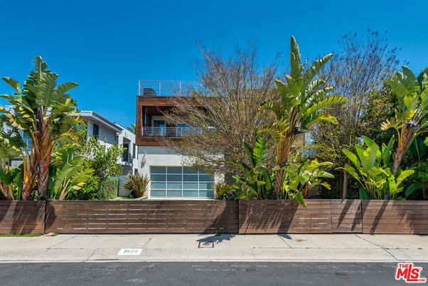 Attached, Exterior, Facade, Modern