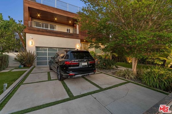 Attached, Exterior, Facade, Modern