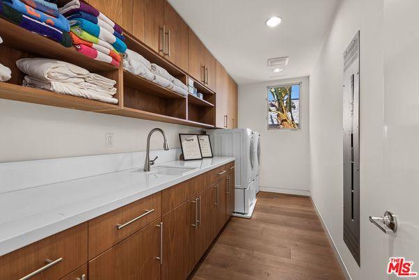 Interior, Recessed Lighting, Washer, Wood Texture Flooring