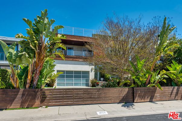 Attached, Exterior, Facade, Modern
