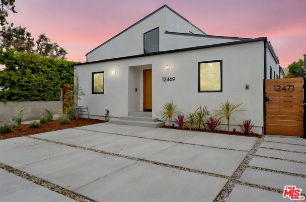 Exterior, Facade, Modern