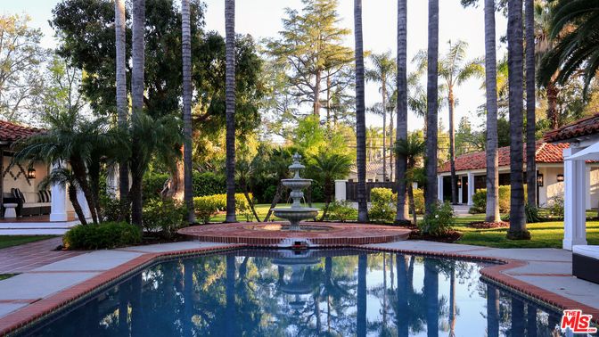 Exterior, Playground, Pool