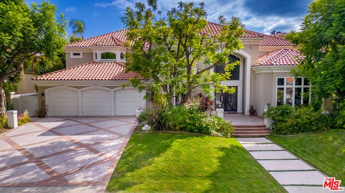 Attached, Backyard, Exterior, Facade, Mediterranean