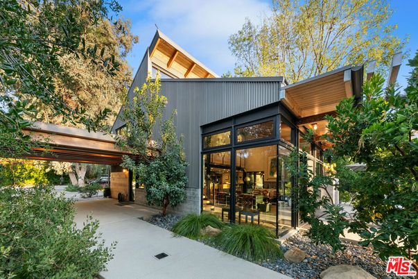 Backyard, Exterior, Facade, Modern